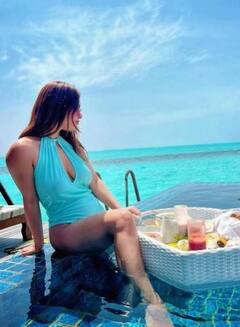 બ્લૂ સ્કાય કલરની મોનોકિનીમાં નેહા મલિકે કર્યો ફ્લોટિંગ બ્રેકફાસ્ટ