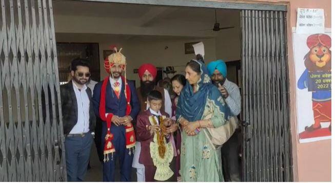 Punjab Election 2022 :  Groom casts his vote before Barat approaching the bride In Batala Punjab Election 2022 : ਬਟਾਲਾ 'ਚ ਲਾੜੇ ਨੇ ਲਾੜੀ ਵੱਲ ਢੁੱਕਣ ਤੋਂ ਪਹਿਲਾਂ ਪਾਈ ਆਪਣੀ ਵੋਟ