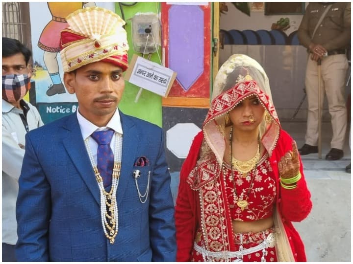 UP Third Phase Election Newly married couple casts vote in Firozabad UP UP Third Phase Election: यूपी के फिरोजाबाद में नवविवाहित जोड़े ने डाला वोट, लोगों से की वोटिंग की अपील