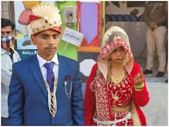 UP Third Phase Election: यूपी के फिरोजाबाद में नवविवाहित जोड़े ने डाला वोट, लोगों से की वोटिंग की अपील