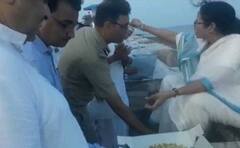 योगी आदित्यनाथ से ममता बनर्जी तक, जब इन नेताओं के चरणों में दिखे पुलिस अधिकारी