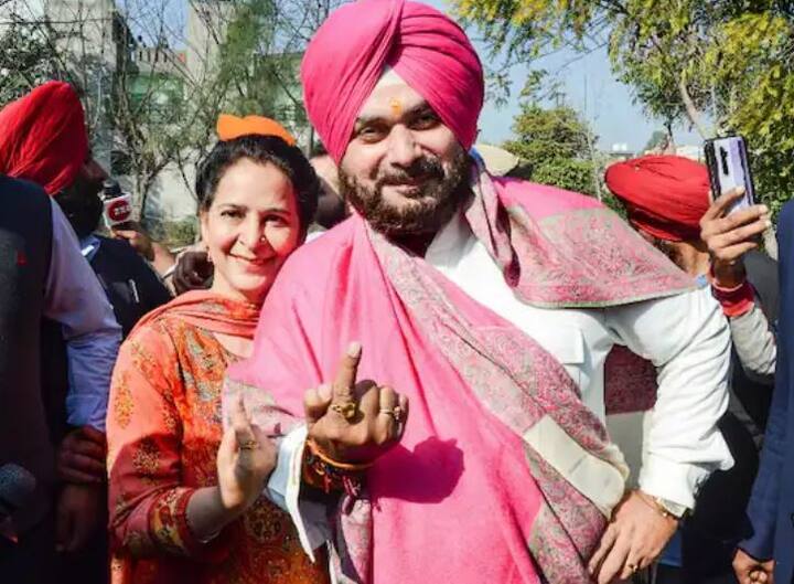 સિદ્ધુએ કહ્યું કે ચૂંટણીમાં એક તરફ કેપ્ટન અમરિન્દર સિંહ અને પ્રકાશ સિંહ બાદલના પરિવારોના 