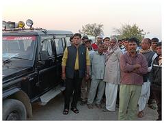 Mathura News: शराब की सूचना पर छापेमारी करने पहुंची थी आबकारी टीम, ग्रामीणों ने रास्ते में ही घेरकर किया ये काम