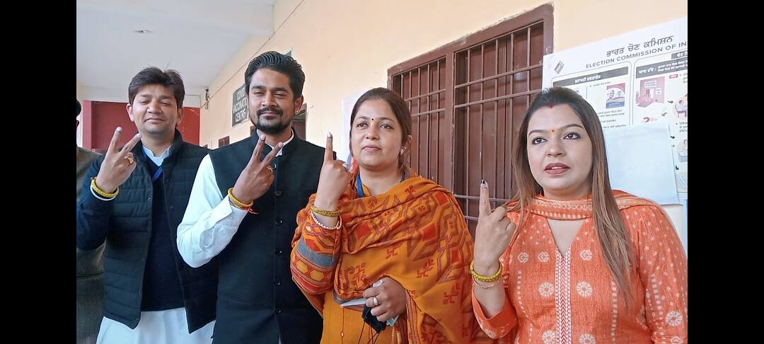 Punjab Elections: Congress party Candidate Malvika Sood cast vote for the first time Punjab Elections : ਮੋਗਾ ਤੋਂ ਕਾਂਗਰਸ ਪਾਰਟੀ ਦੀ ਉਮੀਦਵਾਰ ਮਾਲਵਿਕਾ ਸੂਦ ਨੇ ਪਾਈ ਪਹਿਲੀ ਵਾਰ ਵੋਟ