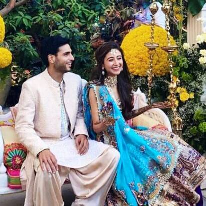 Anmol Ambani-Krisha Shah Haldi Ceremony: બિઝનેસમેન અનિલ અંબાણી અને ટીના અંબાણીની દીકરા અનમોલ અંબાણી, કૃશા શાહ સાથે લગ્નના બંધનમાં બંધાઇ રહ્યો છે. અત્યાર સુધી સામે આવેલી તસવીરોમાં જોઇને કહેવુ ખોટુ નથી કે અનમોલ અને કૃશાની જોડી ઉપરવાળાએ સમય લઇને બનાવી હશે. તેમની પ્રી વેડિંગ સેરેમનીની તસવીરો સોશ્યલ મીડિયા પર જોઇ શકાય છે. અનમોલ અને કૃશાની મહેંદી સેરેમનીમાં બૉલીવુડની જાણીતી હસ્તીઓ પણ હાજર રહી હતી. હવે કૃશાની પીઠી સેરેમનીની તસવીરો જોવા મળી રહી છે.