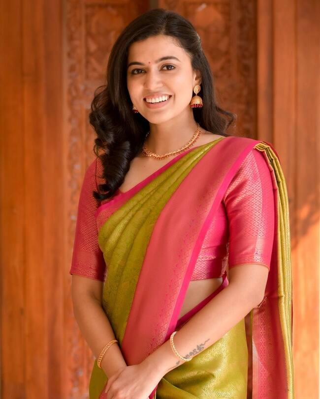 காலநேரம் என்பது காதலில் இல்லையா காமதேவன் கோயிலில் கடிகாரங்கள் தேவையா ..