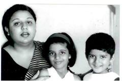 मां और बहन के बीच बैठा ये नन्हा बच्चा दूसरी शादी के चलते खबरों में छाया, पहचाना क्या?