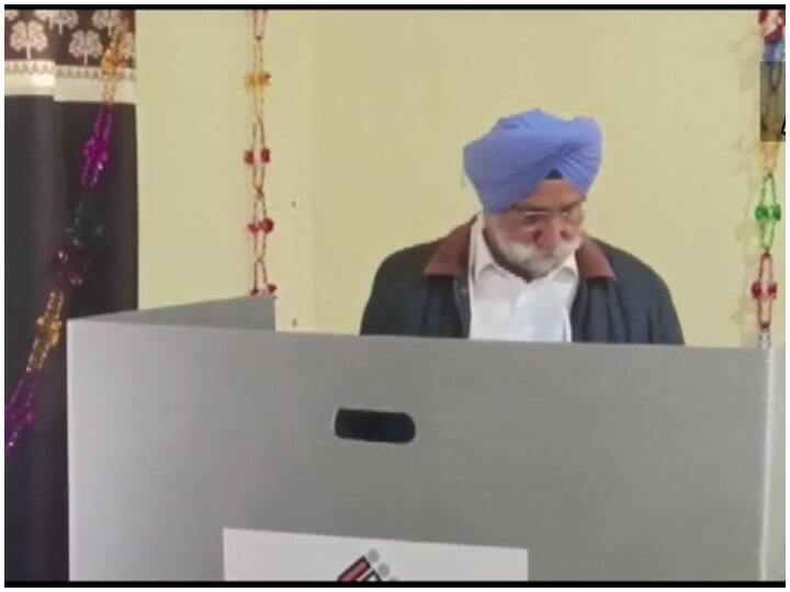 पंजाब के उप मुख्यमंत्री सुखजिंदर सिंह रंधावा ने अपने पैतृक गांव धोरावाली में मतदान किया.
