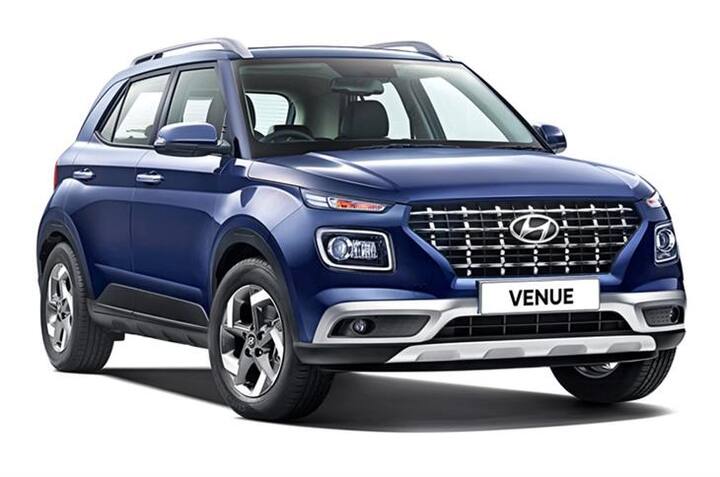 Hyundai Venue एक 5 सीटर कॉम्पैक्ट SUV है जिसकी कीमत 6.99 से 11.88 लाख रुपये के बीच है. यह डीजल और पेट्रोल दोनों इंजन ऑप्शन में उपलब्ध है. यह 3 ट्रांसमिशन मैनुअल, क्लचलेस मैनुअल और ऑटोमैटिक (डुअल क्लच) में उपलब्ध है. वेन्यू 8 कलर में उपलब्ध है. वेन्यू का माइलेज 17.52 kmpl से लेकर 23.4 kmpl तक है.