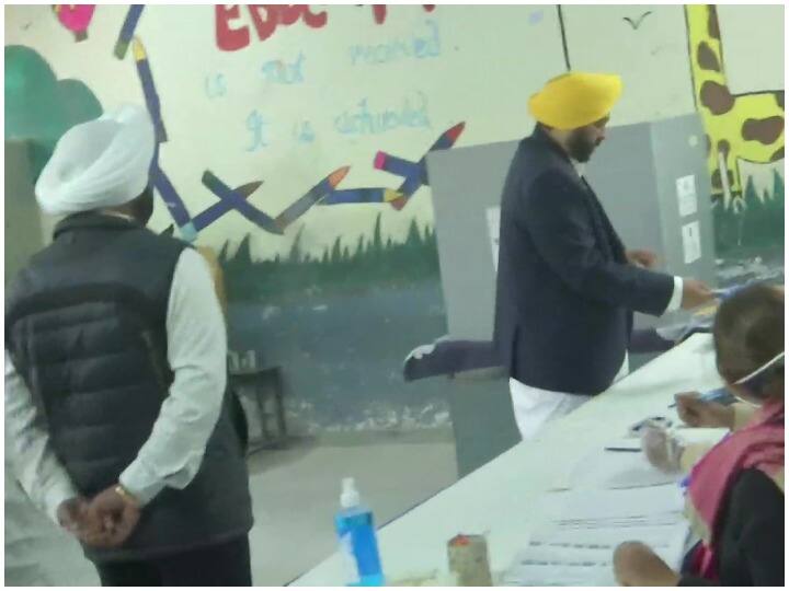 पंजाब में आम आदमी पार्टी से मुख्यमंत्री पद के उम्मीदवार भगवंत मान ने मोहाली के एक मतदान केंद्र पर जाकर वोट डाला.