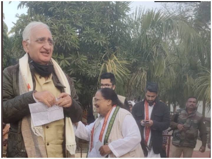 यूपी में 16 जिलों की 59 विधानसभा सीटों पर तीसरे चरण के लिए मतदान हो रहा है. इसी दौरान आज यहां कांग्रेस नेता सलमान खुर्शीद ने फर्रूखाबाद में एक मतदान केंद्र में मतदान किया. इस सीट से उनकी पत्नी लुईस खुर्शीद मैदान में है.