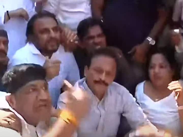 Mumbai Congress agitation in front of BJP MP Poonam Mahajan house Congress Agitation : भाजप खासदार पूनम महाजन यांच्या घरासमोर मुंबई काँग्रेसचे आंदोलन, कार्यकर्त्यांची जोरदार घोषणाबाजी