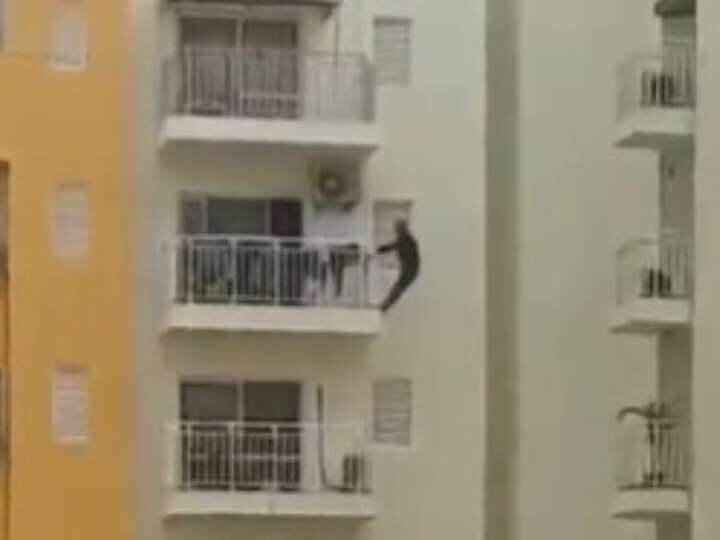 faridabad man does excercise on 12th floor balcony railing video went viral on social media Faridabad में एक शख्स का हैरान कर देने वाला कारनामा, 12वीं मंजिल पर रेलिंग से लटककर की एक्सरसाइज, देंखे वायरल वीडियो