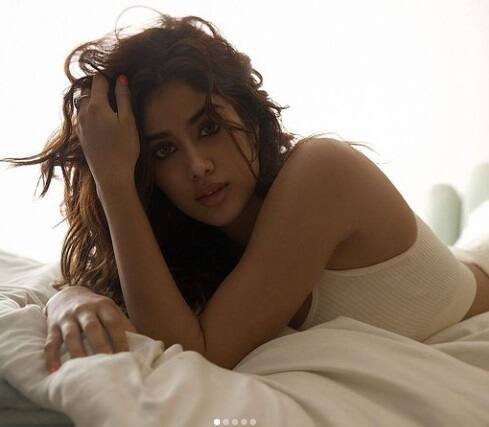 कुछ दिन पहले जाह्नवी ने अपने बेडरूम की कुछ फोटोज़ शेयर की थीं जो सोशल मीडिया पर काफी वायरल हुई थीं. अब एक्ट्रेस साड़ी में अदाएं दिखाती नज़र आ रही हैं.