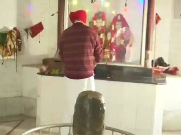 ਪੰਜਾਬ ਦੀਆਂ 117 ਵਿਧਾਨ ਸਭਾ ਸੀਟਾਂ 'ਤੇ ਅੱਜ ਵੋਟਿੰਗ ਹੋ ਰਹੀ ਹੈ। ਅਜਿਹੇ 'ਚ ਅੱਜ ਸੂਬੇ ਦੇ ਮੁੱਖ ਮੰਤਰੀ ਚਰਨਜੀਤ ਸਿੰਘ ਚੰਨੀ ਆਪਣੀ ਜਿੱਤ ਲਈ ਗੁਰਦੁਆਰਾ ਸਾਹਿਬ ਵਿਖੇ ਨਤਮਸਤਕ ਹੋਏ ਤੇ ਸ਼ਿਵ ਮੰਦਰ 'ਚ ਜਾ ਕੇ ਅਰਦਾਸ ਕੀਤੀ।