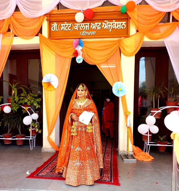 ਵਿਆਹ ਤੋਂ ਪਹਿਲਾਂ ਲਾੜੀ ਨੇ ਆਪਣੇ ਵੋਟ ਦੇ ਹੱਕ ਦੀ ਵਰਤੋਂ ਕੀਤੀ ।ਵੋਟ ਪਾ ਕੇ ਸਰਟੀਫਿਕੇਟ ਦਿਖਾਉਂਦੀ ਹੋਈ ਲਾੜੀ।