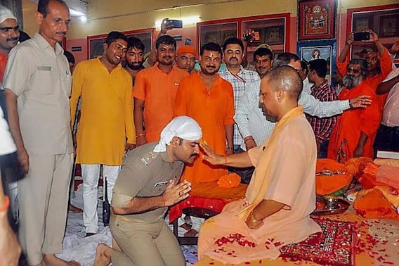 योगी आदित्यनाथ से ममता बनर्जी तक, जब इन नेताओं के चरणों में दिखे पुलिस अधिकारी
