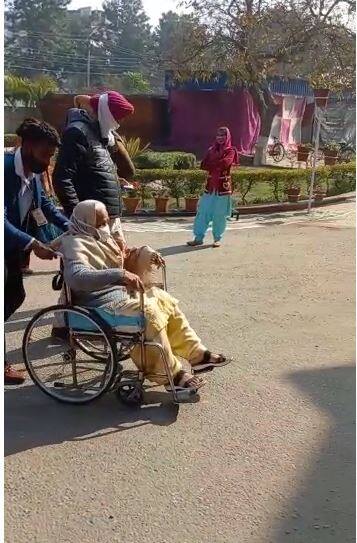 ਅੱਜ ਨੌਜਵਾਨਾਂ ਤੋਂ ਲੈ ਕੇ ਬਜ਼ੁਰਗਾਂ ਤੱਕ ਆਪਣੇ ਹੱਕ ਦਾ ਇਸਤੇਮਾਲ ਕਰਕੇ ਉਮੀਦਵਾਰਾਂ ਦੀ ਕਿਸਮਤ ਤੈਅ ਕਰ ਰਹੇ ਹਨ।