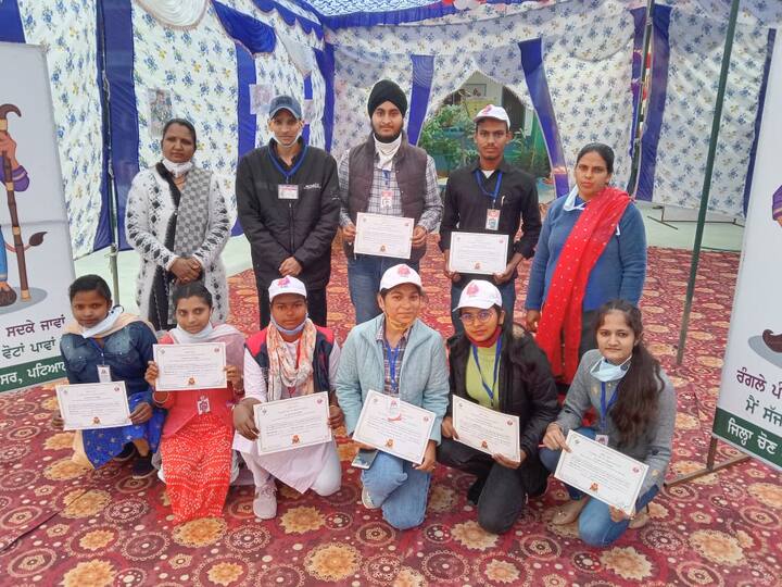 ਪਹਿਲੀ ਵਾਰ ਵੋਟ ਪਾਉਣ ਵਾਲੇ ਨੌਜਵਾਨਾਂ ਨੂੰ ਸਰਟੀਫਿਕੇਟ ਦਿੱਤੇ ਗਏ ।