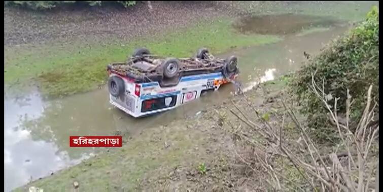 Murshidabad News Ambulance with patients and a baby falls into a pond Murshidabad News: নিয়ন্ত্রণ হারিয়ে পুকুরে অ্যাম্বুল্যান্স, অল্পের জন্য রক্ষা শিশু-সহ তিন জনের