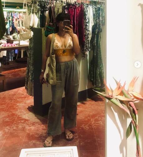 इन फोटोज़ को देखकर फैंस निधि की फोटोज पर मज़ेदार कमेंट्स कर रहे हैं कोई उन्हें भिड़े का नाम लेकर छेड़ रहा है तो कोई कह रहा है सोनू बेटा तो अब बहुत चेंज हो गई है.