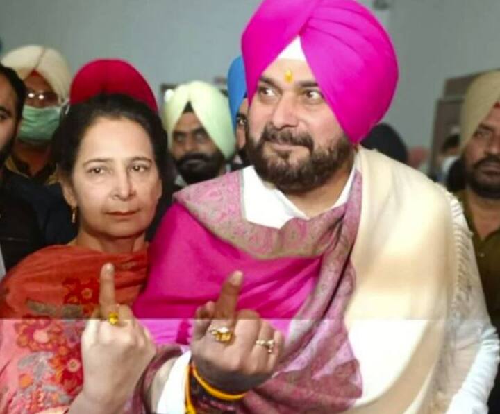 ਕਾਂਗਰਸ ਦੀ ਪੰਜਾਬ ਇਕਾਈ ਦੇ ਪ੍ਰਧਾਨ ਨਵਜੋਤ ਸਿੱਧੂ ਨੇ ਵੀ ਪਤਨੀ ਨਵਜੋਤ ਕੌਰ ਸਿੱਧੂ ਨਾਲ ਵੋਟ ਪਾਈ। ਉਹਨਾਂ ਕਿਹਾ ਕਿ ਇਸ ਲੜਾਈ ਵਿੱਚ ਬਹੁਤ ਸੋਚ-ਸਮਝ ਕੇ ਵੋਟਾਂ ਪਾਉਣੀਆਂ ਚਾਹੀਦੀਆਂ ਹਨ। ਇਹ ਚੋਣ ਅਗਲੇ ਇਲੈਕਸ਼ਨ ਲਈ ਨਹੀਂ ਸਗੋਂ ਅਗਲੀ ਪੀੜ੍ਹੀ ਲਈ ਹੈ।