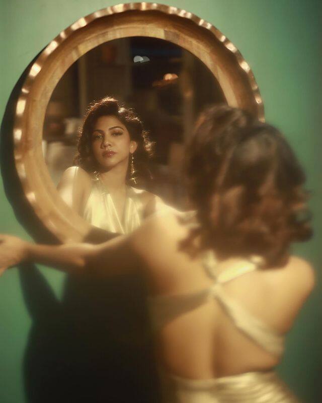 మలయాళ 'ప్రేమమ్' సినిమాతో పాపులర్ అయిన నటి మడోనా సెబాస్టియన్ తెలుగులో 'ప్రేమమ్' రీమేక్ తో హీరోయిన్ గా ఎంట్రీ ఇచ్చింది. (Photo Courtesy: Madonna Sebastian Instagram)