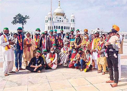 family met after 74 years in Kartarpur Sahib Pakistan 74 ਸਾਲਾਂ ਤੋਂ ਮਿਲੇ ਵਿਛੜੇ ਪਰਿਵਾਰ, ਕਰਤਾਰਪੁਰ ਲਾਂਘੇ ਨੇ ਇੰਝ ਕਰਾਇਆ ਮੇਲ