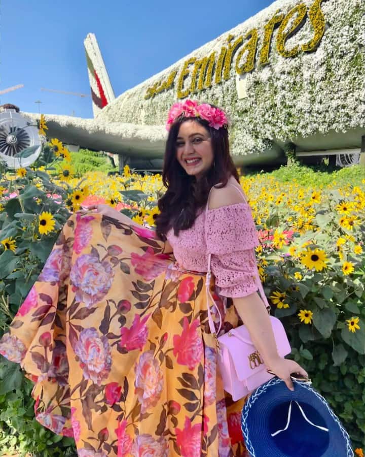 দুবাইতে ছুটি কাটাচ্ছেন টলিউডের 'বং ক্রাশ'। সোশ্যাল মিডিয়ায় ছুটি কাটানোর তরতাজা ছবি ভাগ করে নিয়েছেন তিনি। সেখানে কখনও তাঁকে দেখা গেল একাই কফিশপে সময় কাটাতে, আবার কখনও ফুলের বাগানে রঙ ছড়ালেন তিনিও।