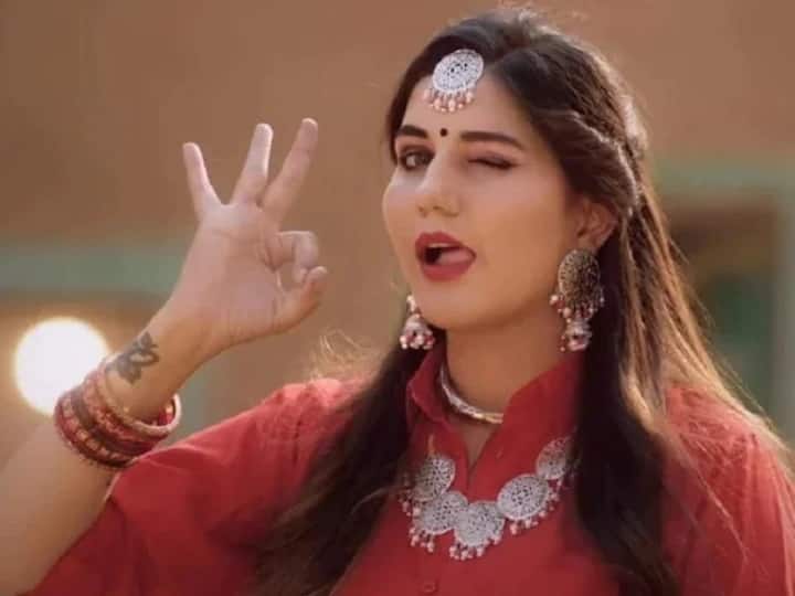 sapna choudhary hichki song stage haryanvi desi queen performance video viral सपना चौधरी का हुआ रो-रो कर बुरा हाल, पति की याद में हरियाणवी क्वीन को हिचकी ने खूब सताया