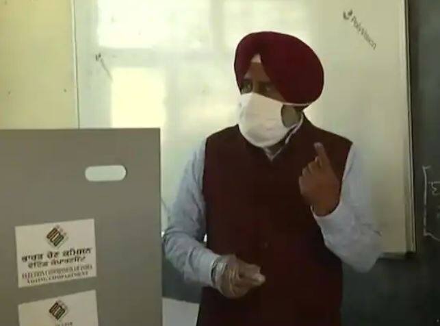 ਪੰਜਾਬ ਸਰਕਾਰ ਦੇ ਮੰਤਰੀ ਪਰਗਟ ਸਿੰਘ ਜਲੰਧਰ ਦੇ ਮਿੱਠਾਪੁਰ ਵਿੱਚ ਇੱਕ ਪੋਲਿੰਗ ਬੂਥ ਵਿੱਚ ਆਪਣੀ ਵੋਟ ਪਾਉਂਦੇ ਹੋਏ। ਉਨ੍ਹਾਂ ਕਿਹਾ, 