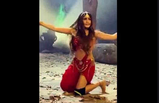 ફોટોશૂટને અધવચ્ચેથી છોડીને આ હૉટ એક્ટ્રેસ આપવા લાગી 'ઉ અંટાવા' પર કિલર મૂવ્ઝ, ફેન્સ બોલ્યા- મારી નાંખે કે શું........... TV Star surbhi chandna dance on oh antava song while photoshoot ફોટોશૂટને અધવચ્ચેથી છોડીને આ હૉટ એક્ટ્રેસ આપવા લાગી 'ઉ અંટાવા' પર કિલર મૂવ્ઝ, ફેન્સ બોલ્યા- મારી નાંખે કે શું...........