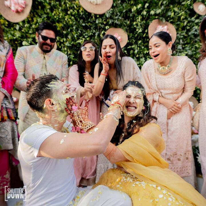विक्रांत और शीतल के शादी के फंक्शन की कई तस्वीरें सामने आई हैं. अब उन्होंने हल्दी सेरेमनी की बहुत ही प्यार तस्वीरें शेयर की हैं. जिसमें दोनों एक-दूसरे को हल्दी लगाते नजर आ रहे हैं. इतना ही नहीं फूलों से होली भी खेल रहे हैं. (फोटो-सोशल मीडिया)