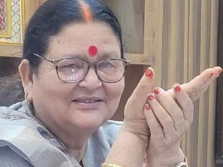 Kanpur News: वोटिंग करते हुए फोटो शेयर करना मेयर को पड़ा भारी, डीएम ने दिया FIR दर्ज करने का आदेश UP Election 2022 FIR lodged by Election Commission against Kanpur Mayor Pramila Pandey Kanpur News: वोटिंग करते हुए फोटो शेयर करना मेयर को पड़ा भारी, डीएम ने दिया FIR दर्ज करने का आदेश