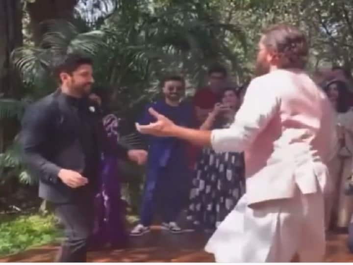 Farhan Akhtar And Hrithik Roshan Dance On Farhan Shibani Dandekar Wedding फरहान अख्तर की शादी में ज़ोरदार नाचे ऋतिक रोशन, 'सैनोरीटा'  पर दोनों ने जमकर किया डांस