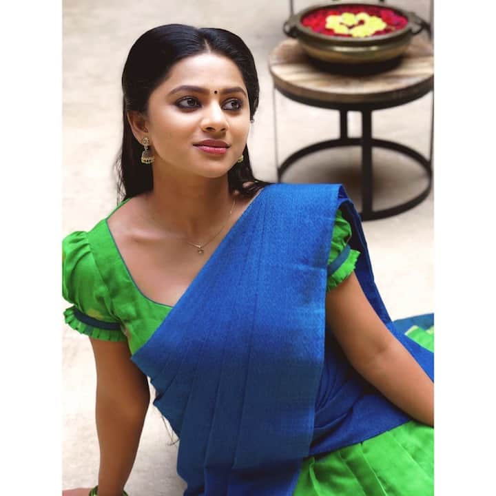 விடியும் வரை பேசு படம் மூலமாக நாயகியாக அறிமுகம்