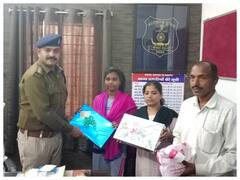 Chhattisgarh News: दो बेटियों ने पेश की ईमानदारी की मिसाल, लाखों रुपयों से भरा थैला किसान को लौटाया