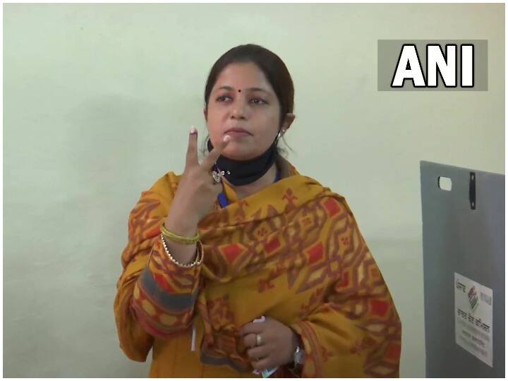 सोनू सूद की बहन और कांग्रेस उम्मीदवार मालविका सूद ने मोगा में बने एक पोलिंग बूथ पर जाकर मतदान किया.