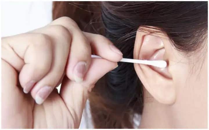 Ear itching problem how to remove the problem of itching ear care tips कानात वारंवार खाज येते? काळजी करू नका, 'हे' उपचार करा