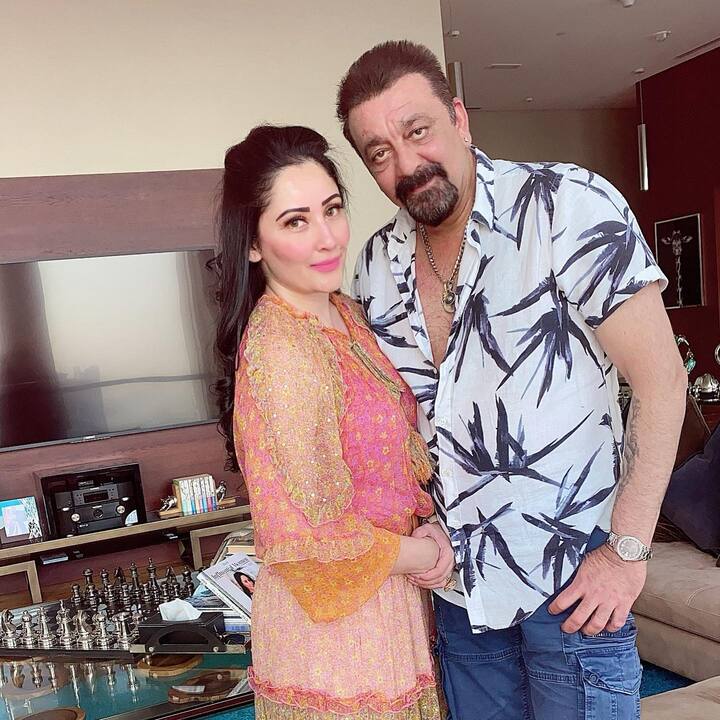 Sanjay Dutt-Manyata Dutt: संजय दत्त ने साल 2008 में मान्यता दत्त से शादी की थी. वहीं, साल 2010 में, उन्होंने मान्यता को तोहफे में एक रोल्स रॉयल गिफ्ट की थी जिसकी कीमत 3 करोड़ रुपए है.