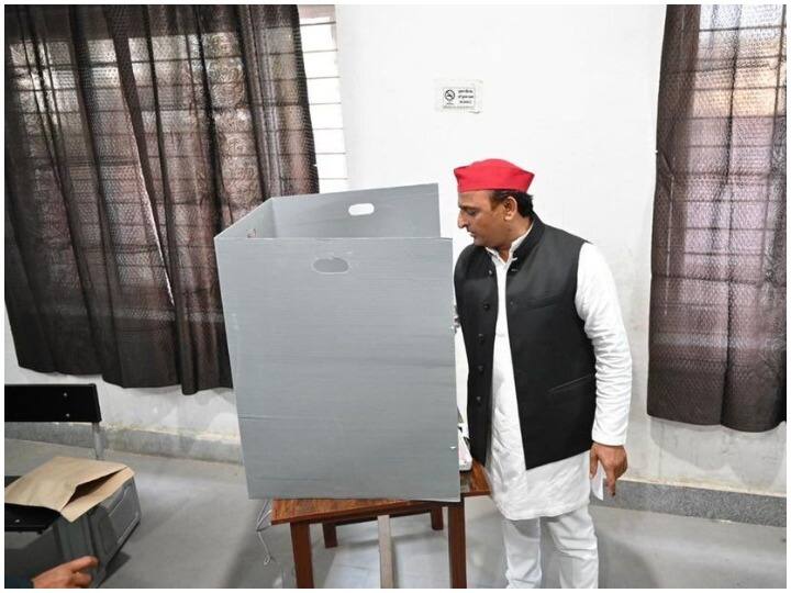समाजवादी पार्टी के प्रमुख और प्रदेश के पूर्व मुख्यमंत्री अखिलेश यादव ने सैफई के जसवंतनगर स्थित पोलिंग बूथ पर पत्नी के साथ वोट डाला.