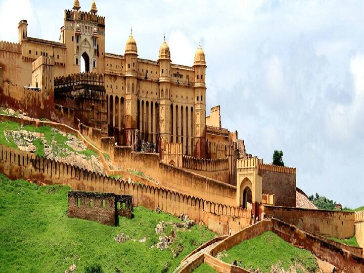 जयपुर: राजस्थान में आमेर का किला सबसे चर्चित किलों में से एक है. किले में बना शीश महल यहां का सबसे बड़ा आकर्षण है. इस किले का निर्माण सफेद और लाल संगमरमर के पत्थरों को मिलाकर किया गया है.