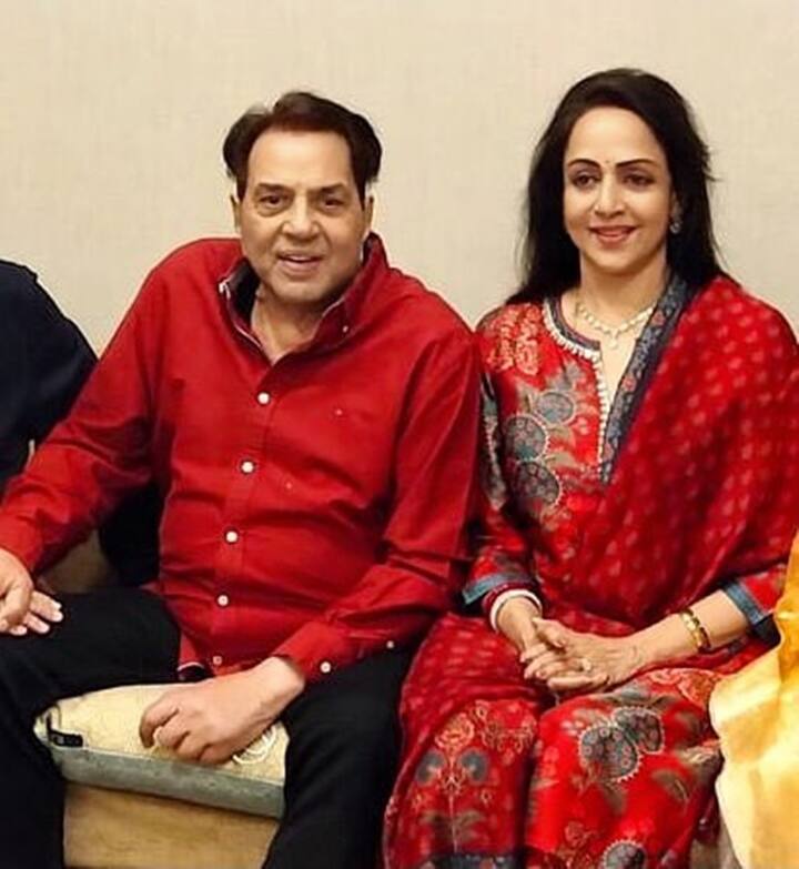 हेमा मालिनी और धर्मेंद्र ने लव मैरिज की थी. वैसे हेमा मालिनी के पिता शुरुआत में इस रिश्ते के खिलाफ थे. वह नहीं चाहते थें कि धर्मेंद्र उनकी बेटी के ज्यादा करीब आएं. ये बात खुद हेमा मालिनी ने बताई थी.