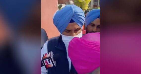 Punjab Election: ਬਿਕਰਮ ਮਜੀਠੀਆ ਨੇ ਨਵਜੋਤ ਸਿੱਧੂ ਅੱਗੇ ਜੋੜੇ ਹੱਥ, ਪੋਲਿੰਗ ਬੂਥ 'ਤੇ ਹੋਇਆ ਟਾਕਰਾ Punjab Election: ਬਿਕਰਮ ਮਜੀਠੀਆ ਨੇ ਨਵਜੋਤ ਸਿੱਧੂ ਅੱਗੇ ਜੋੜੇ ਹੱਥ, ਪੋਲਿੰਗ ਬੂਥ 'ਤੇ ਹੋਇਆ ਟਾਕਰਾ