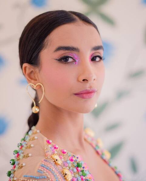 পত্রলেখা পালের মা একজন গৃহবধূ। তাঁর বাবা চার্টার্ড অ্যাকাউন্টট্যান্ট। অভিনেত্রীর বাবা চাইতেন, তাঁর পেশাতেই আসুন পত্রলেখা।