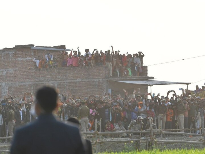 प्रधानमंत्री नरेंद्र मोदी को देखने के लिए उन्नाव में हेलीपैड के आसपास छतों पर दिखा हुजूम, देखें वीडियो