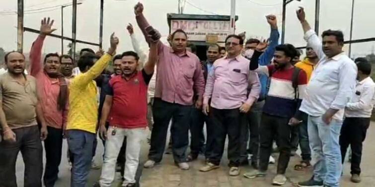 durgapur news:chaos in toll plaza, drivers protest against toll Durgapur News: বেআইনিভাবে টোল নেওয়ার অভিযোগে বিক্ষোভ, ধুন্ধুমার দুর্গাপুরের রাতুড়িয়ায়