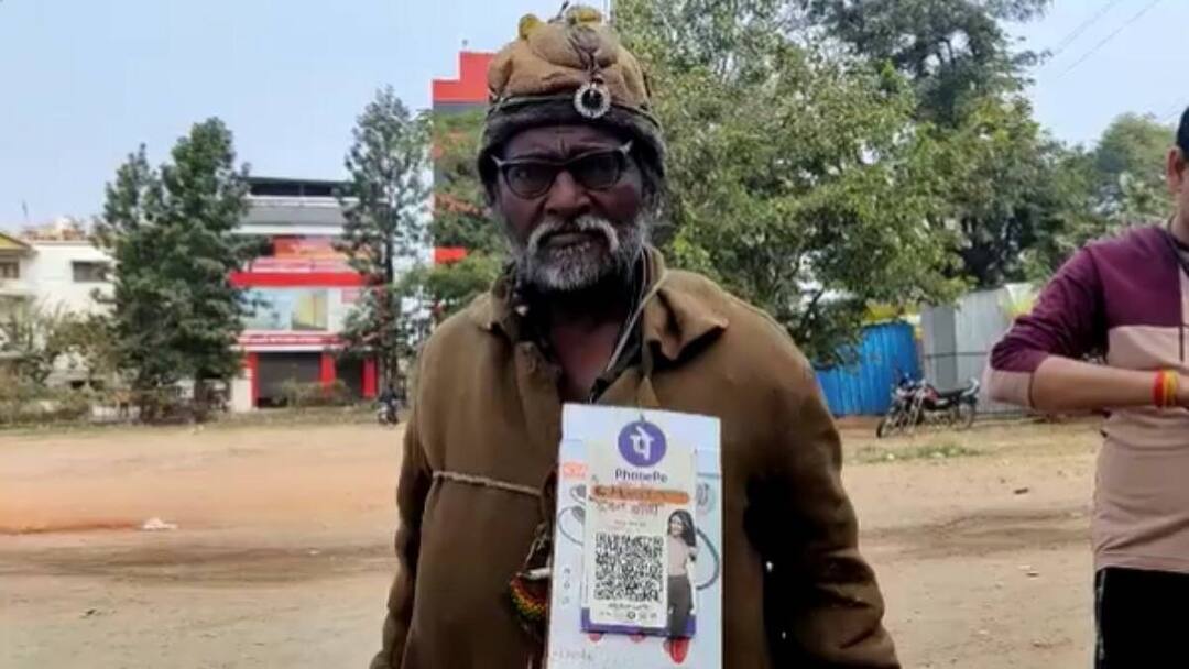 A beggar hangs barcode and begging digital payment in mp ગજબનો ભીખારી, ગળામાં બારકૉડ લટકાવીને ફરે છે, કોઇ ચિલ્લર ના આપે તો કહે છે PhonePe કરો...