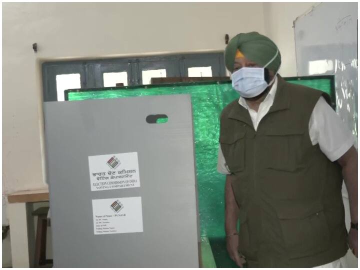 पंजाब के पूर्व मुख्यमंत्री और पंजाब लोक कांग्रेस के संस्थापक कैप्टन अमरिंदर सिंह (Capt Amarinder Singh) ने भी लुधियाना में बने एक पोलिंग बूथ पर जाकर मतदान किया.