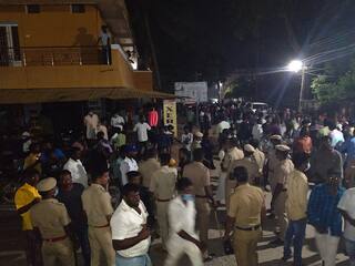 வாக்குப்பதிவு எந்திரங்களை ஏற்றவிடாமல் திமுக தவிர அனைத்து கட்சியினர் முற்றுகை; பதற்றத்தில் மரக்காணம்